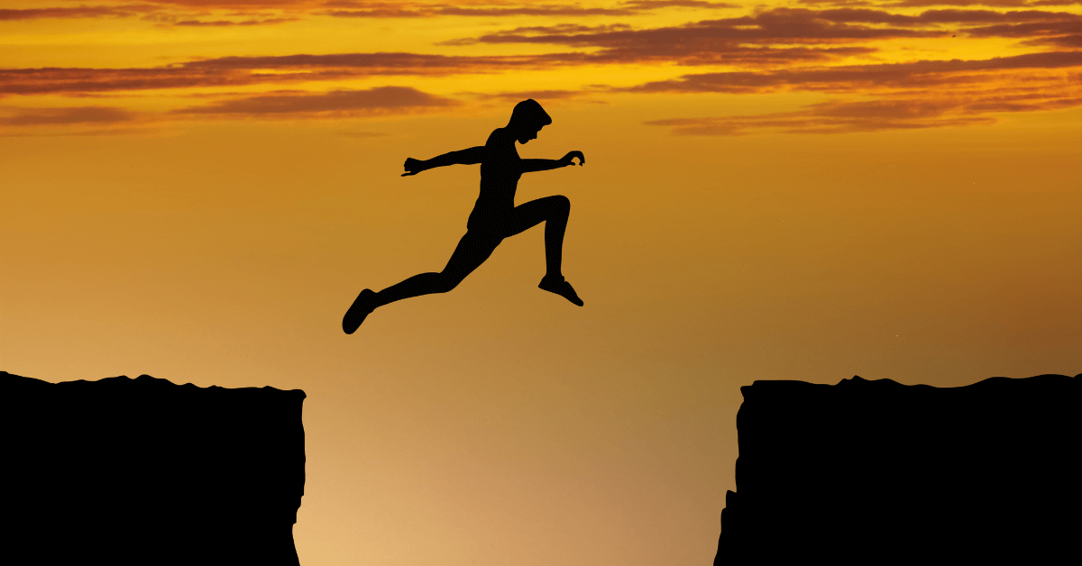 Imagem de uma pessoa pulando sobre um obstáculo, com coragem e confiança. Imagem destacada do site louvare.com, referente ao post: Reflexão: Versículo Isaías 41:10 – Coragem e Confiança