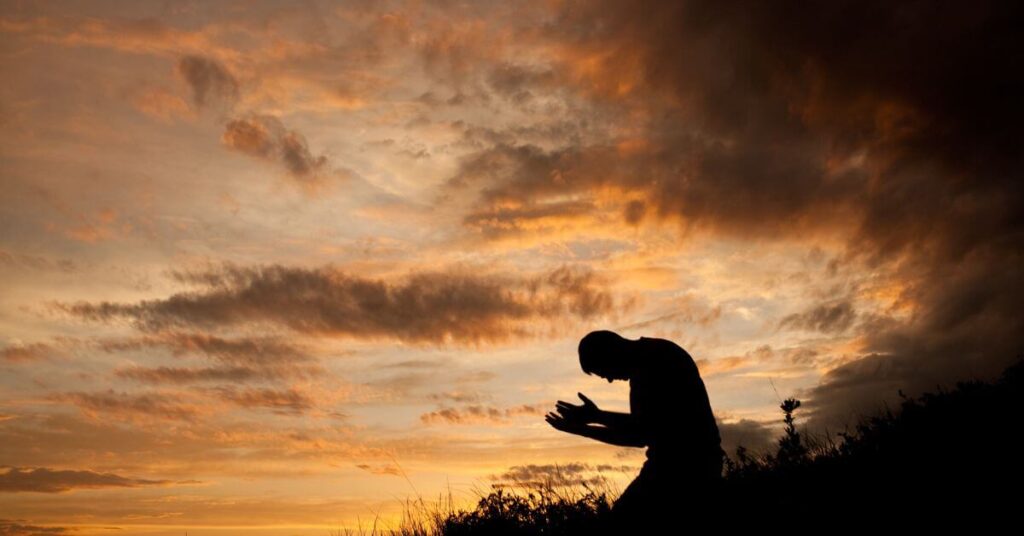Imagem destacada do site louvare.com, referente ao post: Conselhos Bíblicos: Como orar a Deus corretamente?